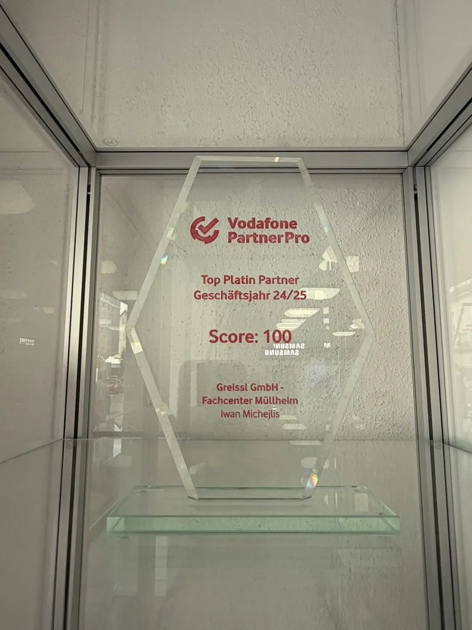 Auszeichnung Vodafone PartnerPro: Top Platin Partner, Geschäftsjahr 24/25, Score 100