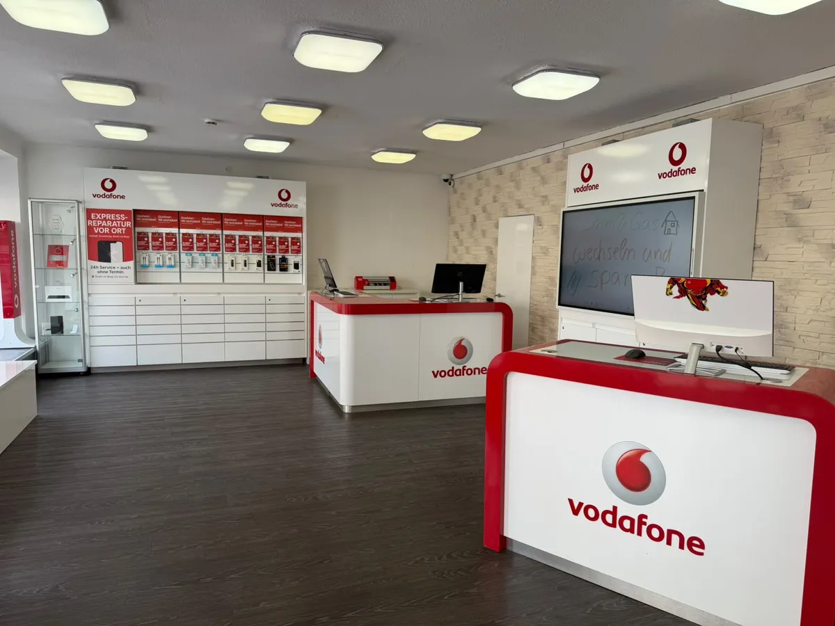 Verkaufsraum im Vodafone Fachcenter Müllheim mit Beratungstheken und Express-Reparatur-Wand