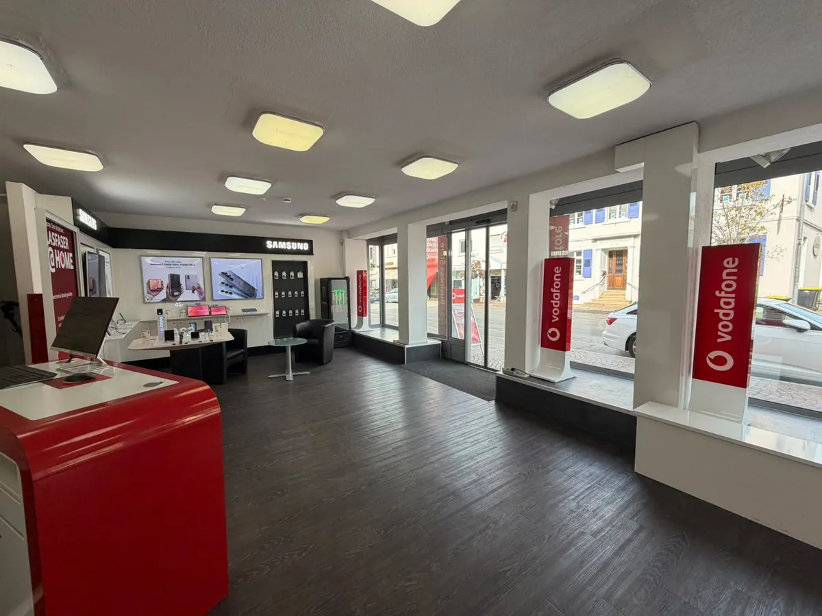 Eingangsbereich des Vodafone Fachcenters Müllheim mit Blick auf die Werderstraße